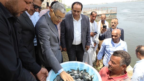محافظ المنيا يشارك في مشروع الاستزراع السمكي بإلقاء مليوني زريعة سمك بنهر النيل 
