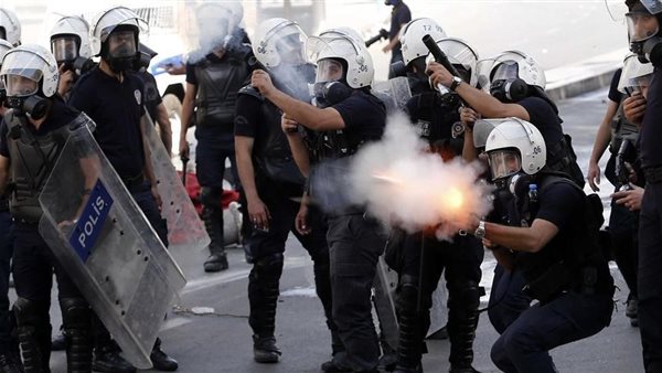 الشرطة الأمريكية تطلق الغاز على طلاب كاليفورنيا المتظاهرين ضد العدوان الإسرائيلي 