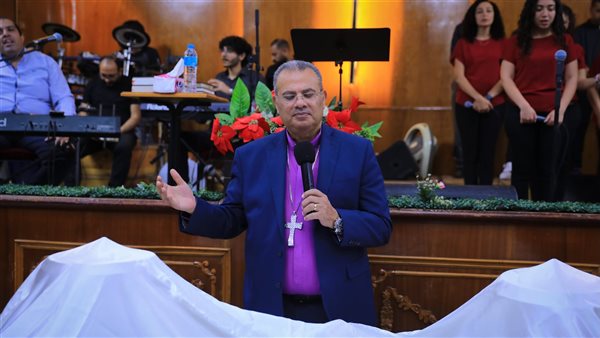 رئيس الطائفة الإنجيلية يشارك شعب كنيسة عين شمس الاحتفال بخميس العهد