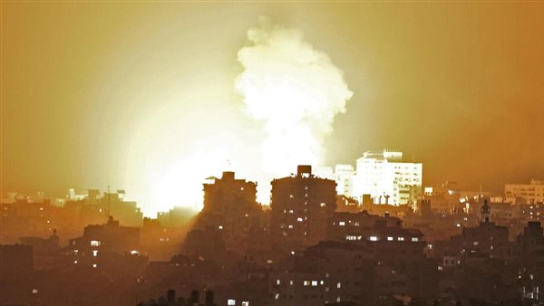 طائرات الاحتلال تستهدف محيط مسجد "أبو شمالة" في تل السلطان غرب رفح الفلسطينية 