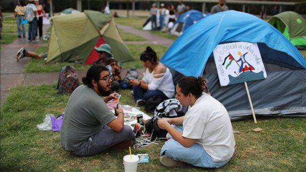 اعتصام عشرات الطلاب أمام أكبر جامعة في المكسيك ضد العدوان الإسرائيلي على غزة