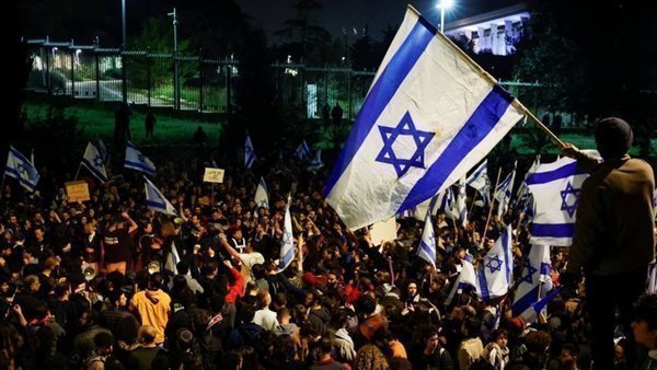 متظاهرون يتجمعون في تل أبيب للدعوة إلى انتخابات جديدة والإفراج عن الرهائن