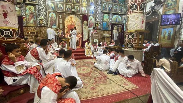 بالصور.. إقبال كبير على كنائس المنيا في قداس عيد القيامة المجيد 
