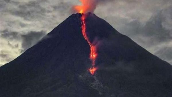 ثوران آخر لجبل سيميرو الإندونيسي وتحذيرات للسكان من الحمم البركانية