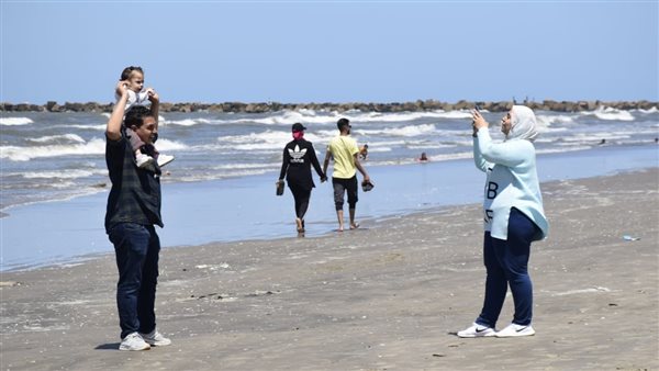 بالصور.. توافد المواطنين على شواطئ بورسعيد للاحتفال بأعياد الربيع