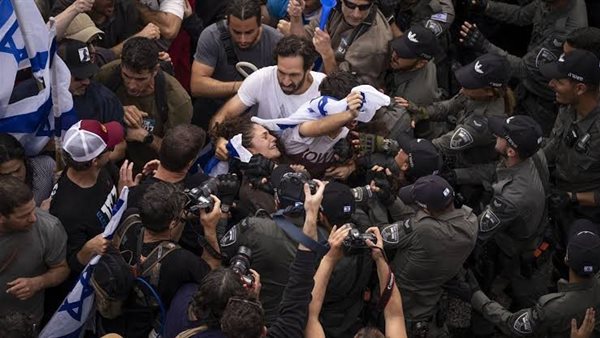 يطالبون بصفقة تبادل.. اشتباكات بين شرطة الاحتلال ومتظاهرين إسرائيليين
