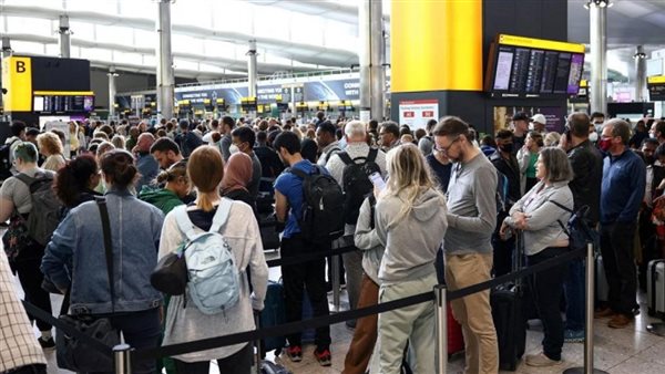 فيديو| ازدحام شديد في المطارات البريطانية بسبب مشكلة تقنية