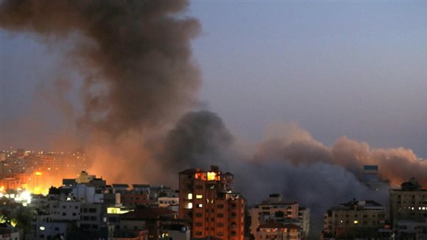 طائرات الاحتلال تستهدف مبنى سكني شرق مخيم الشاطئ غرب مدينة غزة