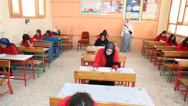 طلاب أولى ثانوي بالقاهرة يؤدون امتحان اللغة الأجنبية الثانية 