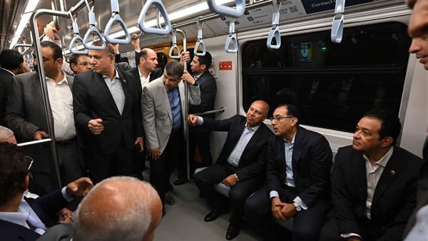 رئيس الوزراء يستقل عربات المترو بين محطتي جامعة القاهرة والتوفيقية 