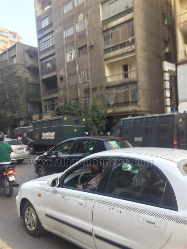 بالصور.. الأمن يخلي عقارا آيلا للسقوط في شارع التحرير بالدقي