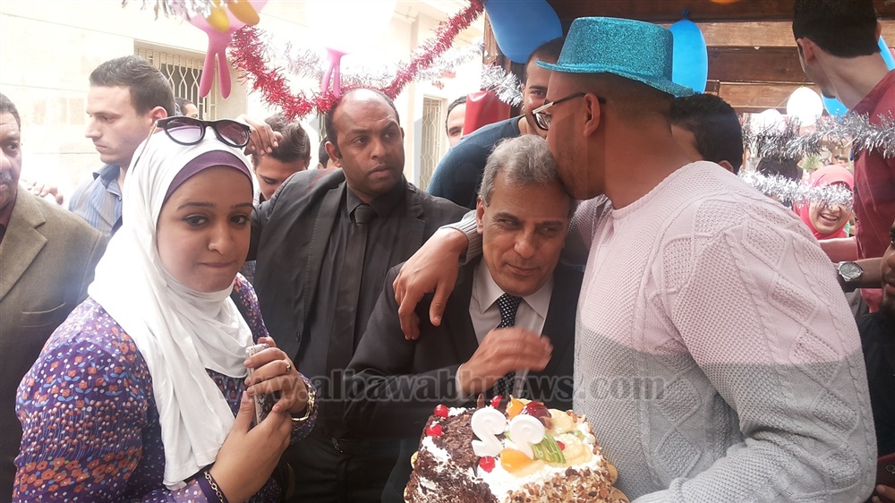 البوابة نيوز بالصور جابر نصار يحتفل بعيد ميلاد طالب بكلية التجارة