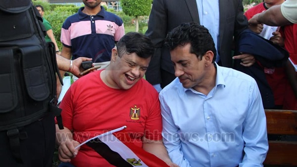 البوابة نيوز: بالصور.. وزير الرياضة يلبي رغبة طفل من ذوي الاحتياجات الخاصة