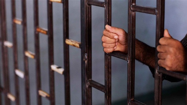 : حبس عامل لاتهامه بالاتجار في المخدرات بمدينة بدر