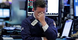 الأسهم الأمريكية تغلق منخفضة بفعل عمليات بيع في أواخر الجلسة