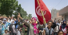 تونس: المئات يتظاهرون في جنوب البلاد عقب "مقتل" شاب على يد الجيش