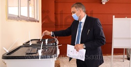 مجلس الشيوخ| صور.. وزير المجالس النيابية يدلي بصوته في القاهرة الجديدة