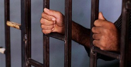 حبس المتهم بقتل زوجته خنقًا وتعليق جثتها على "ماسورة غاز" 